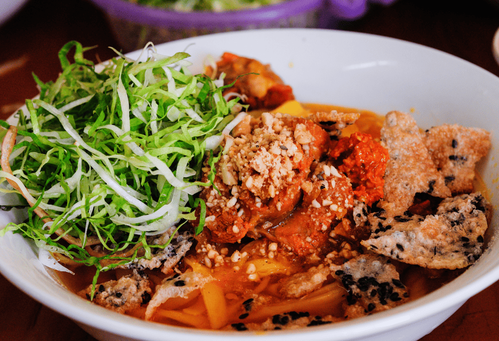 Illustration of Chicken Mi Quang with large, juicy pieces of chicken, will make you feel full (Source: Canva)